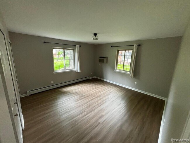 Building Photo - 454 Romeo Rd