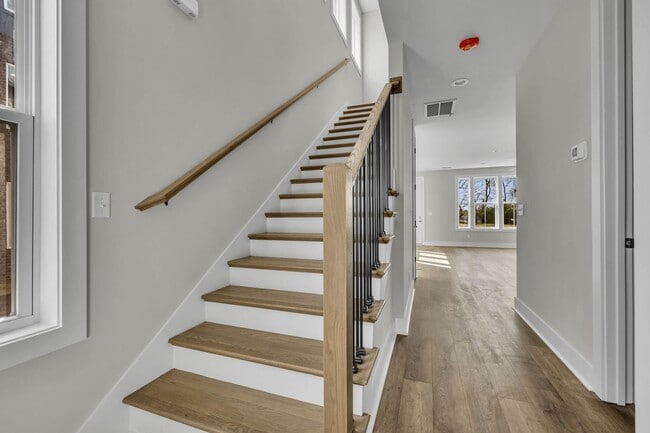 Building Photo - 425 Veritas St