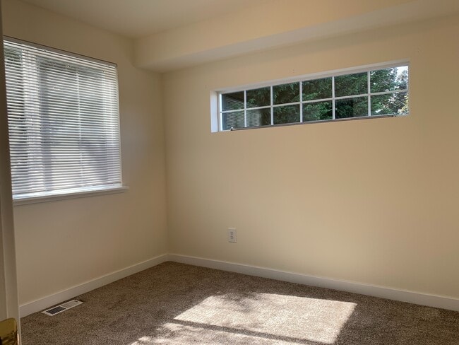 Building Photo - Bright and airy 4 bed!