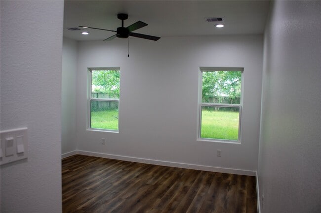 Building Photo - 106 Runnels St