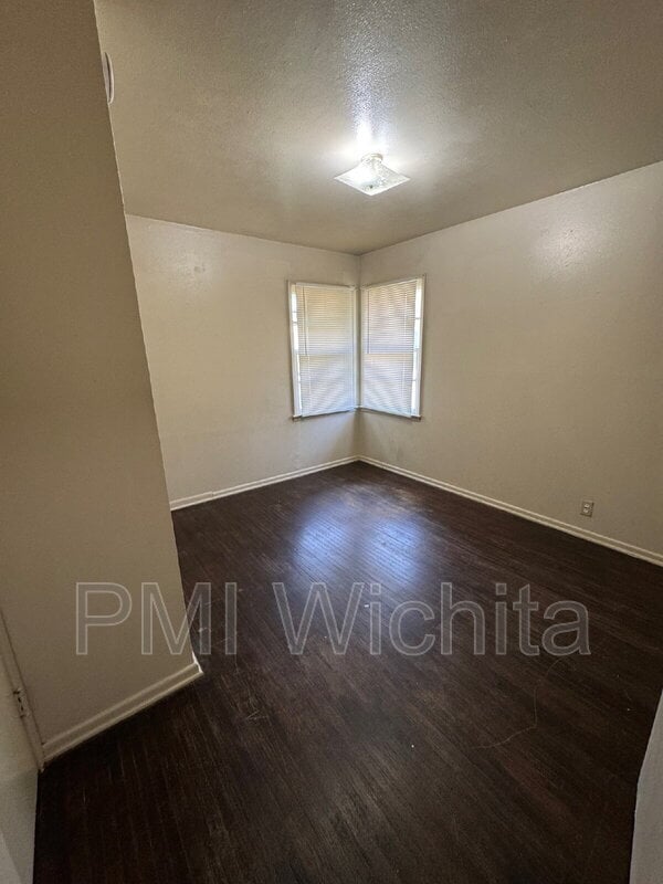Building Photo - 2302 S Broadview St