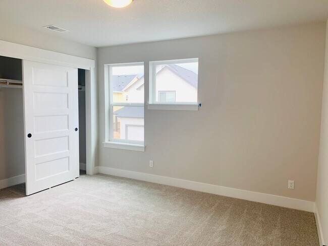 Building Photo - 7149 SE Bristletail Ln