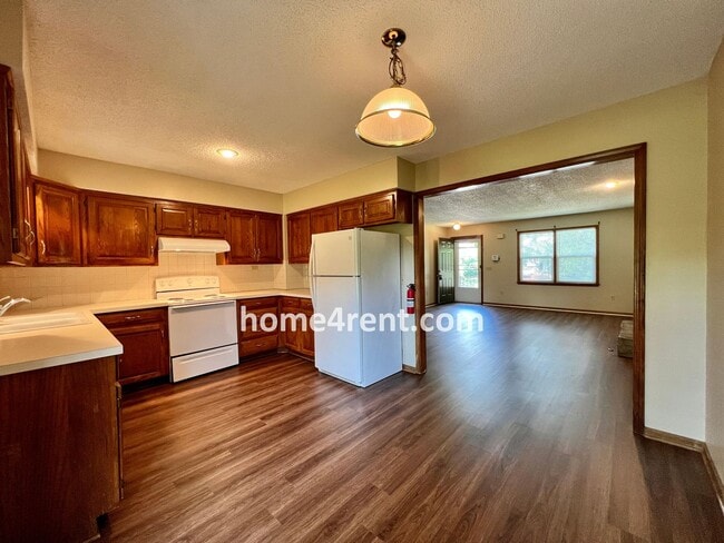 Building Photo - Cozy Duplex w/ Plenty of Space, LVP Flooring and a Fenced Yard!