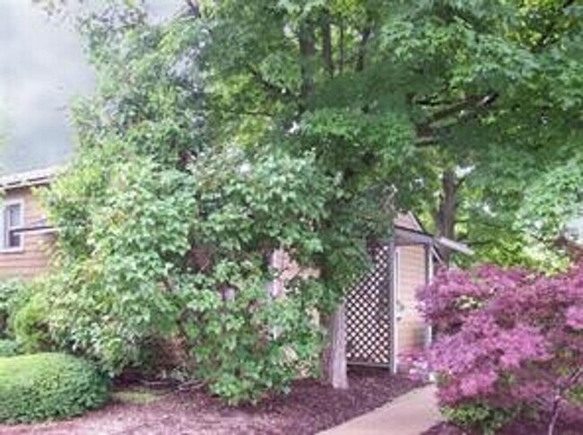 Building Photo - GREAT ANN ARBOR LOCATION – 2-BEDROOM END UNIT!