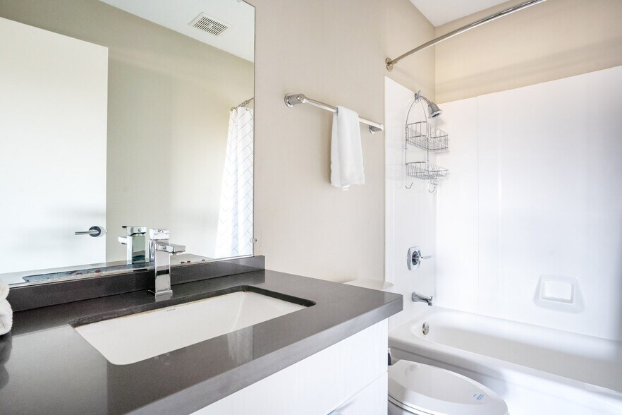 Building Photo - 600 Edgewater Blvd