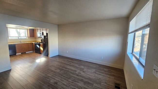 Building Photo - Immaculate Townhome Close To UNR