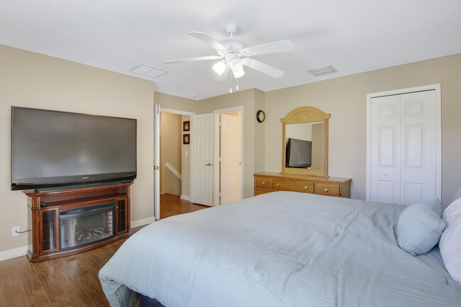 Building Photo - 8210 Calterra Dr