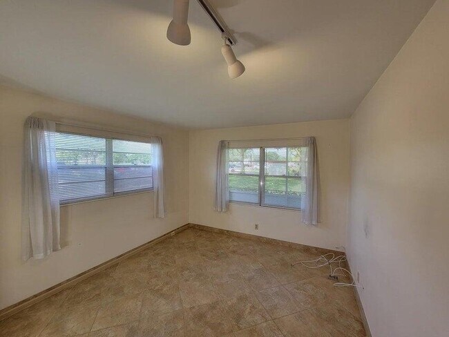 Building Photo - 337 Mansfield I