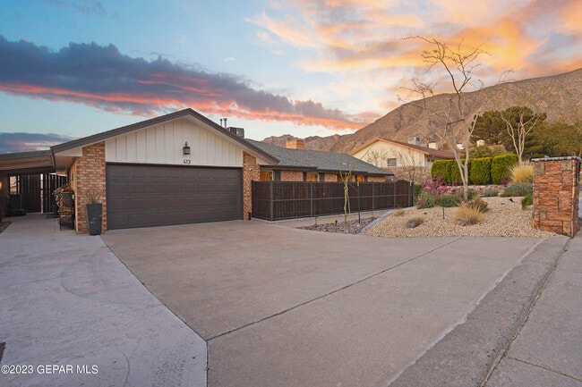 Building Photo - 413 Hollydale Dr