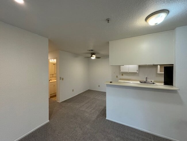 Building Photo - Beautiful 3 Bedroom, 2 Bathroom Upstairs C...