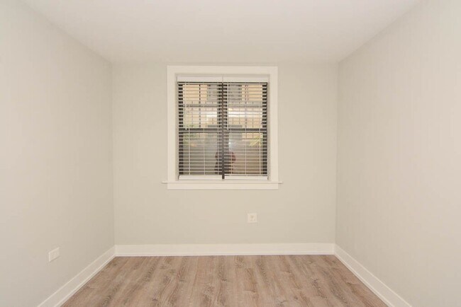 Building Photo - 434 W Belden Ave
