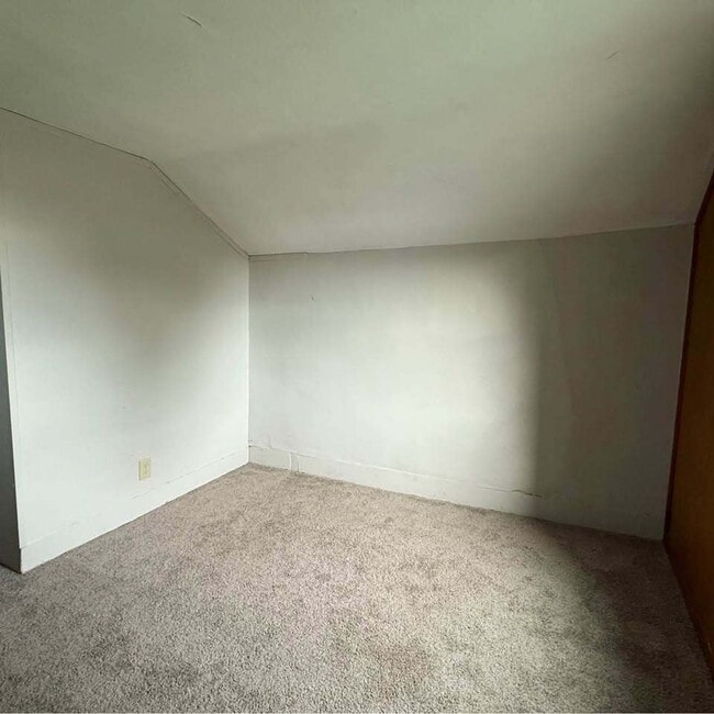 Building Photo - Updated Farmhouse for rent in private sett...