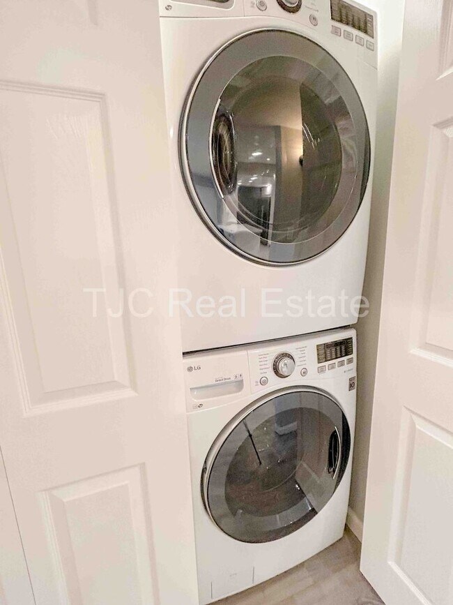 Building Photo - 8335 Fairmount Dr