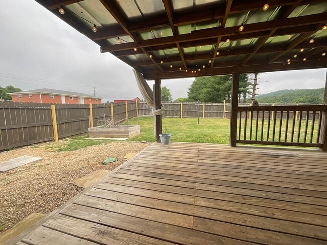 Building Photo - Move in special - 3 bedroom/2 bath brick h...