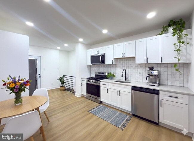 Building Photo - 5237 Greenway Ave