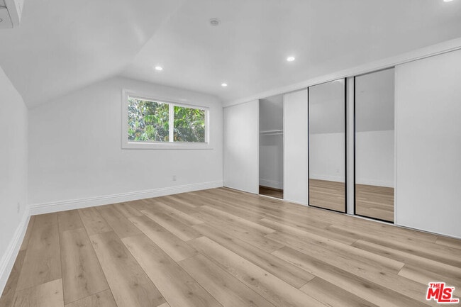 Building Photo - 261 W 43rd Pl