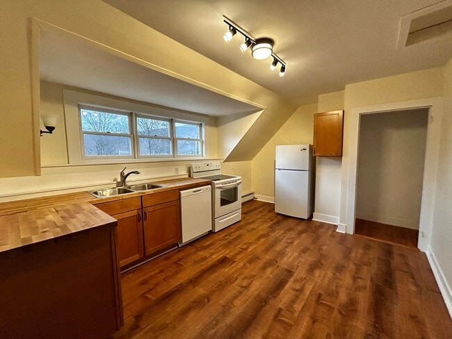 Building Photo - 46 Elm St