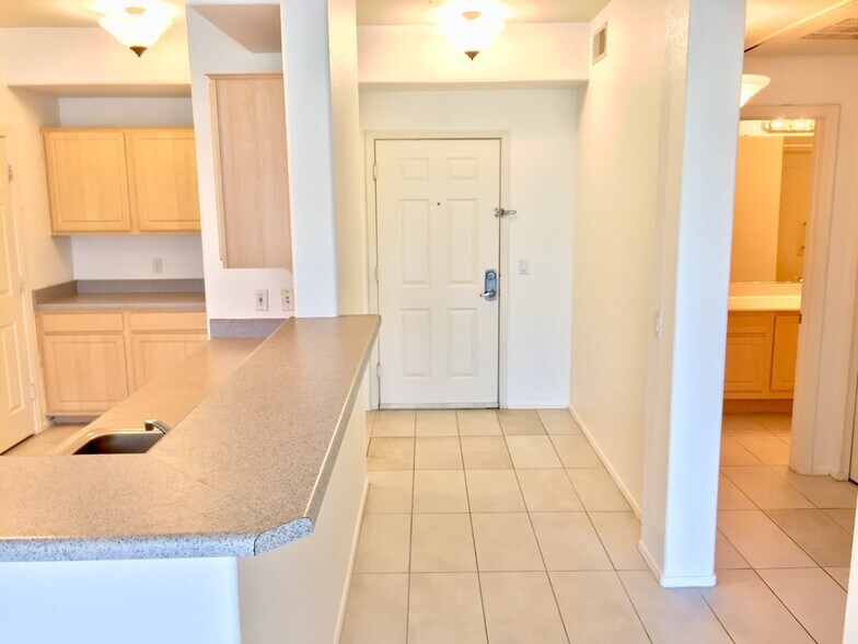 Building Photo - 420 W 1st St