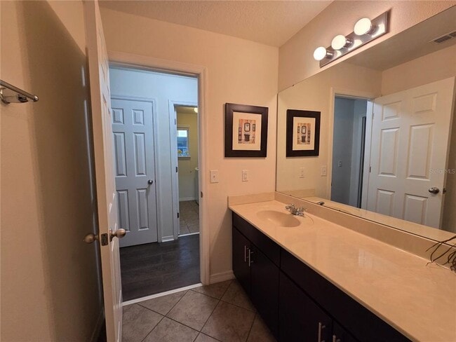 Building Photo - 11842 Silverlake Park Dr