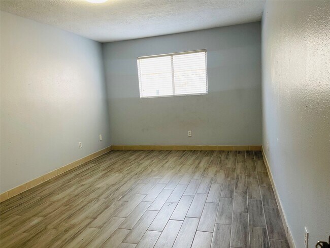 Building Photo - 6823 Songbrook Dr