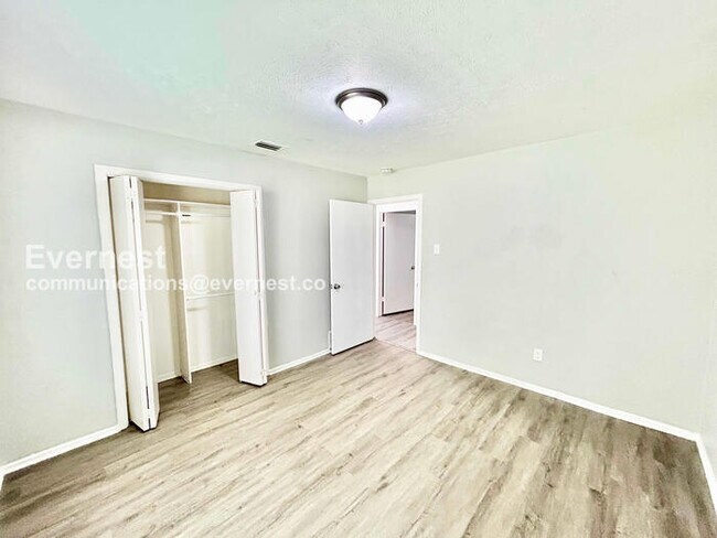 Building Photo - Limited Time Special Offer / 3 Bed, 2 Bath Home with Garage / Pet-Friendly / Available Now!