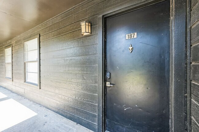 Building Photo - 2549 Thomason Cir