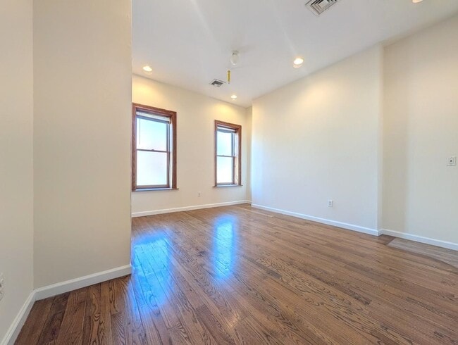 Building Photo - 246 Whiton St