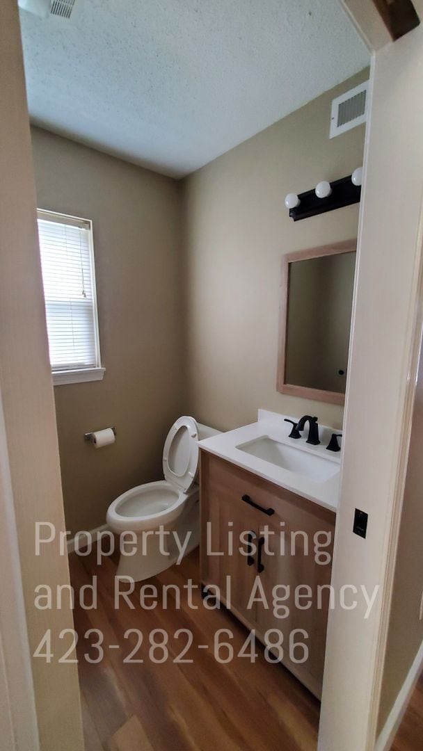 Building Photo - 3 Bedroom 1.5 Baths Townhouse Johnson City,TN