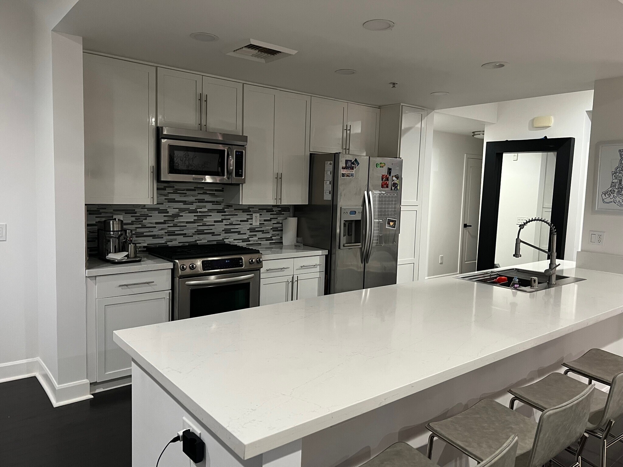 Building Photo - 300 E 4th St