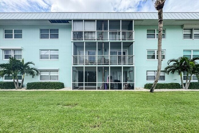 Building Photo - Intracoastal 2 bed/ 2 ba condo with lots o...