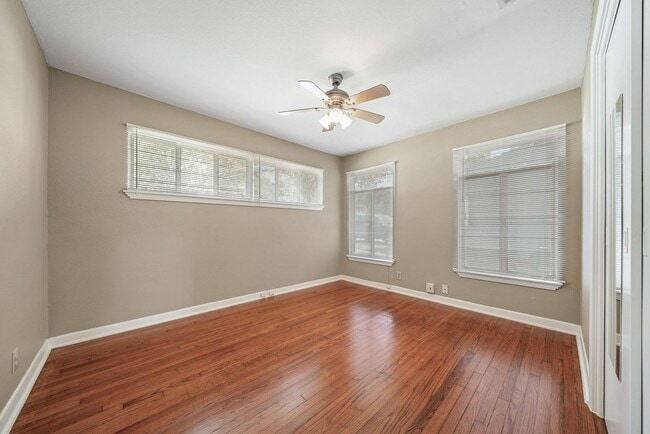 Building Photo - 3 Bedroom/1 Bathroom Ridgeview Subdivision