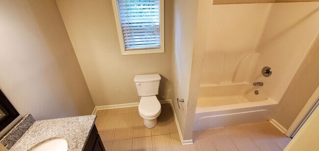 Building Photo - Preleasing for Fall 2026 - 4 Bedroom 4 Bat...