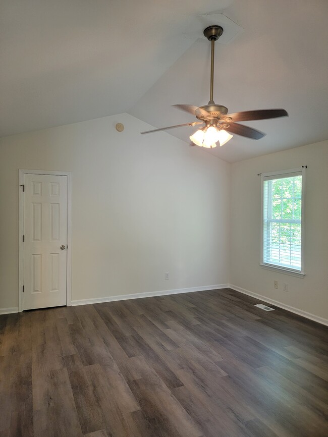 Building Photo - 200 Webfoot Dr