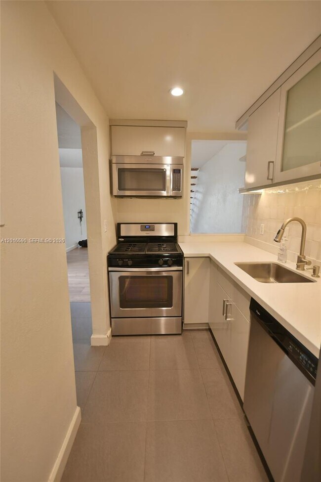 Building Photo - 6884 N Kendall Dr