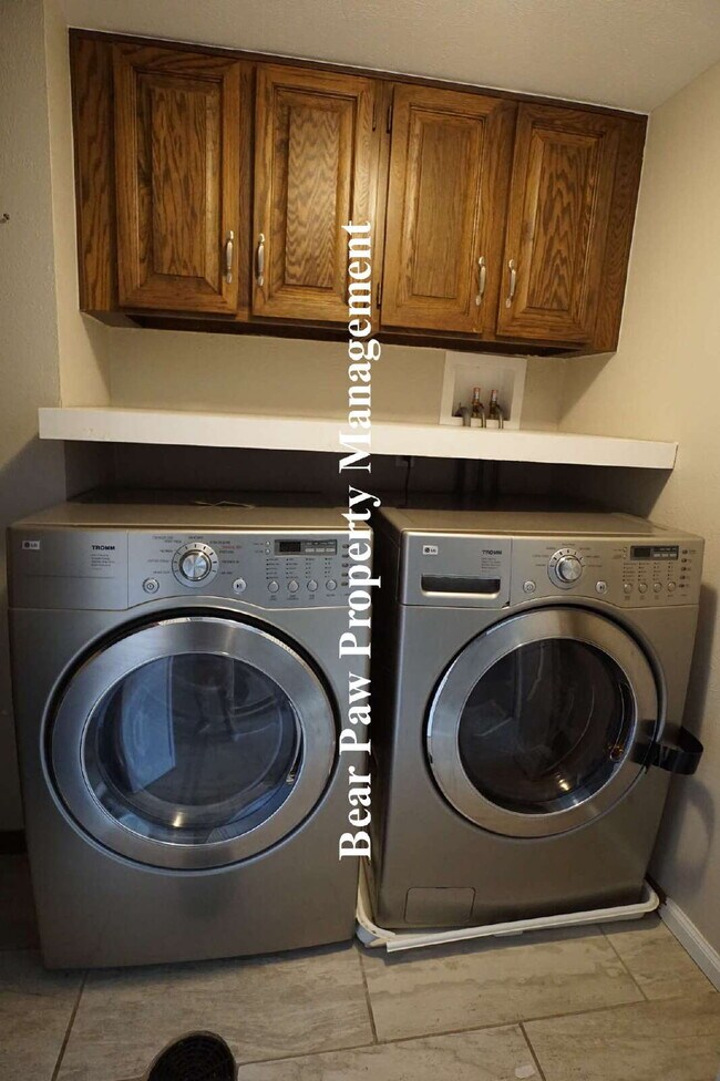 Building Photo - Lovely 4 Bedroom Home Golden!!