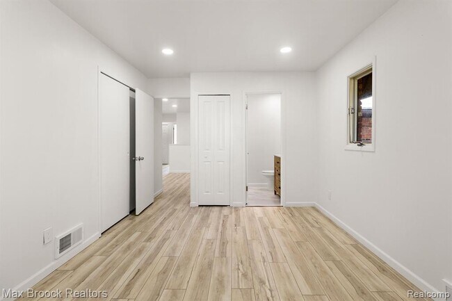 Building Photo - 6207 Nicholas Dr