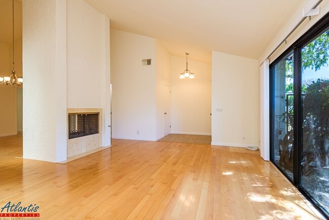 Building Photo - 4015 Villa Vista