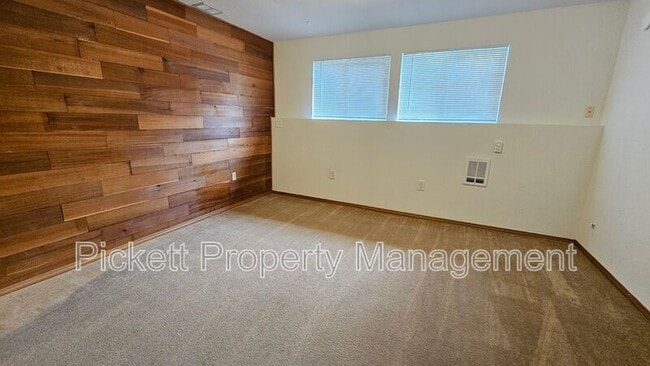 Building Photo - 1155 Silverleaf Ct E