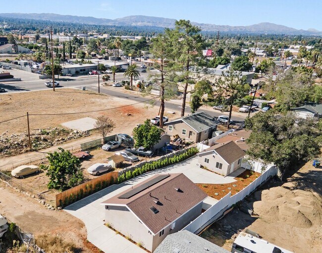 Building Photo - 1318 Malachite Ave