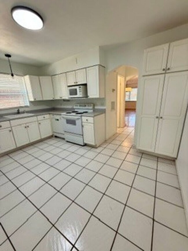 Building Photo - 6264 Sunshine Dr