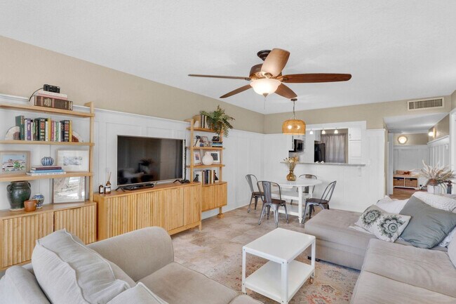 Building Photo - 9330 Lagoon Pl