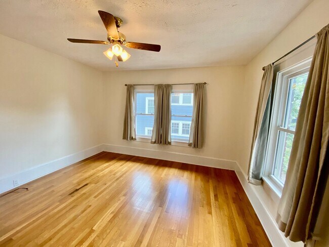 Building Photo - North Asheville - Renovated 1020's Charmer!