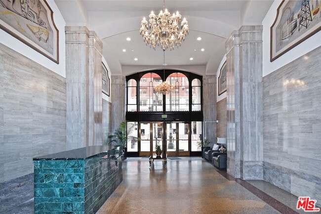 Building Photo - 939 S Broadway