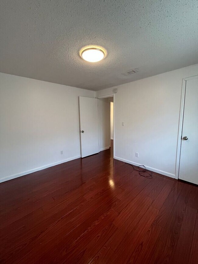 Building Photo - Beautifully renovated 3/1 home with 1,608 ...