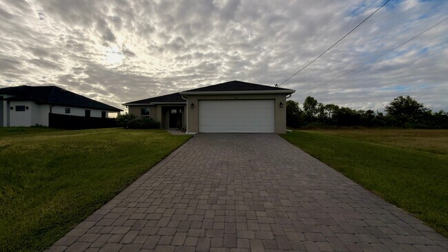 Building Photo - 2920 NW 4th Pl