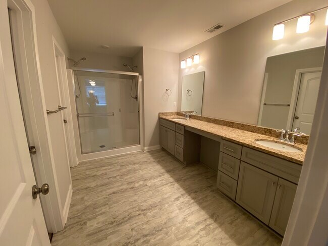 Building Photo - 6645 Woods Mill Dr
