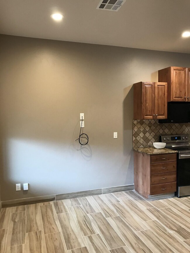 Building Photo - 598 S Hillside Dr