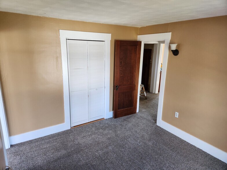 2nd bedroom - 4607 James St