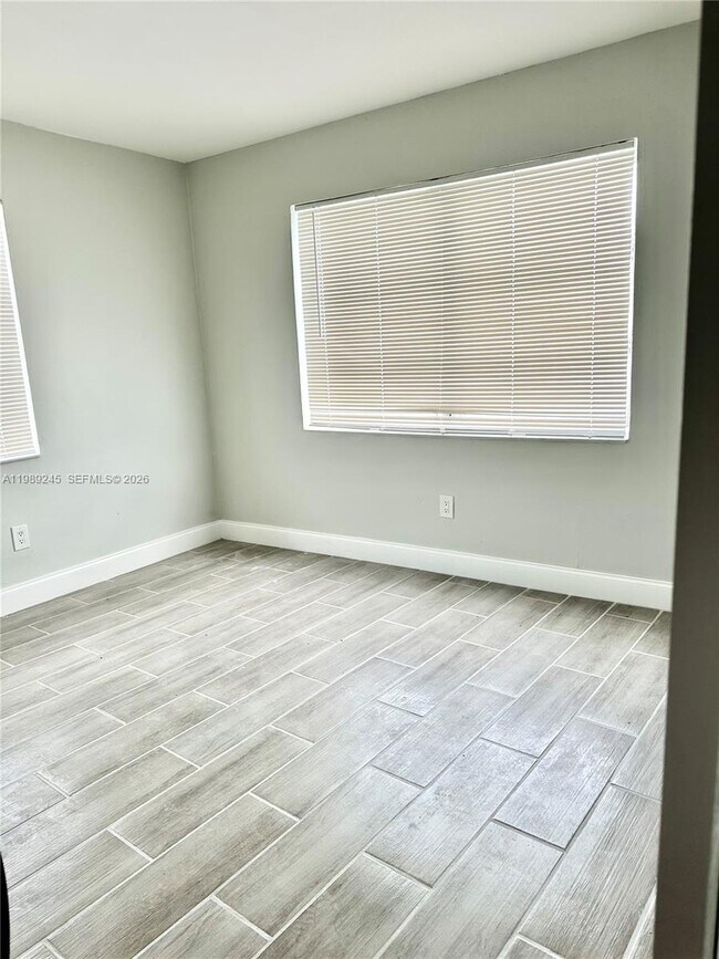 Building Photo - 2600 NE 8th Ave