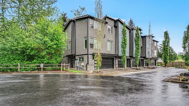 Building Photo - Modern Corner Townhome with Split AC & 2-Car Garage Near Alderwood Mall